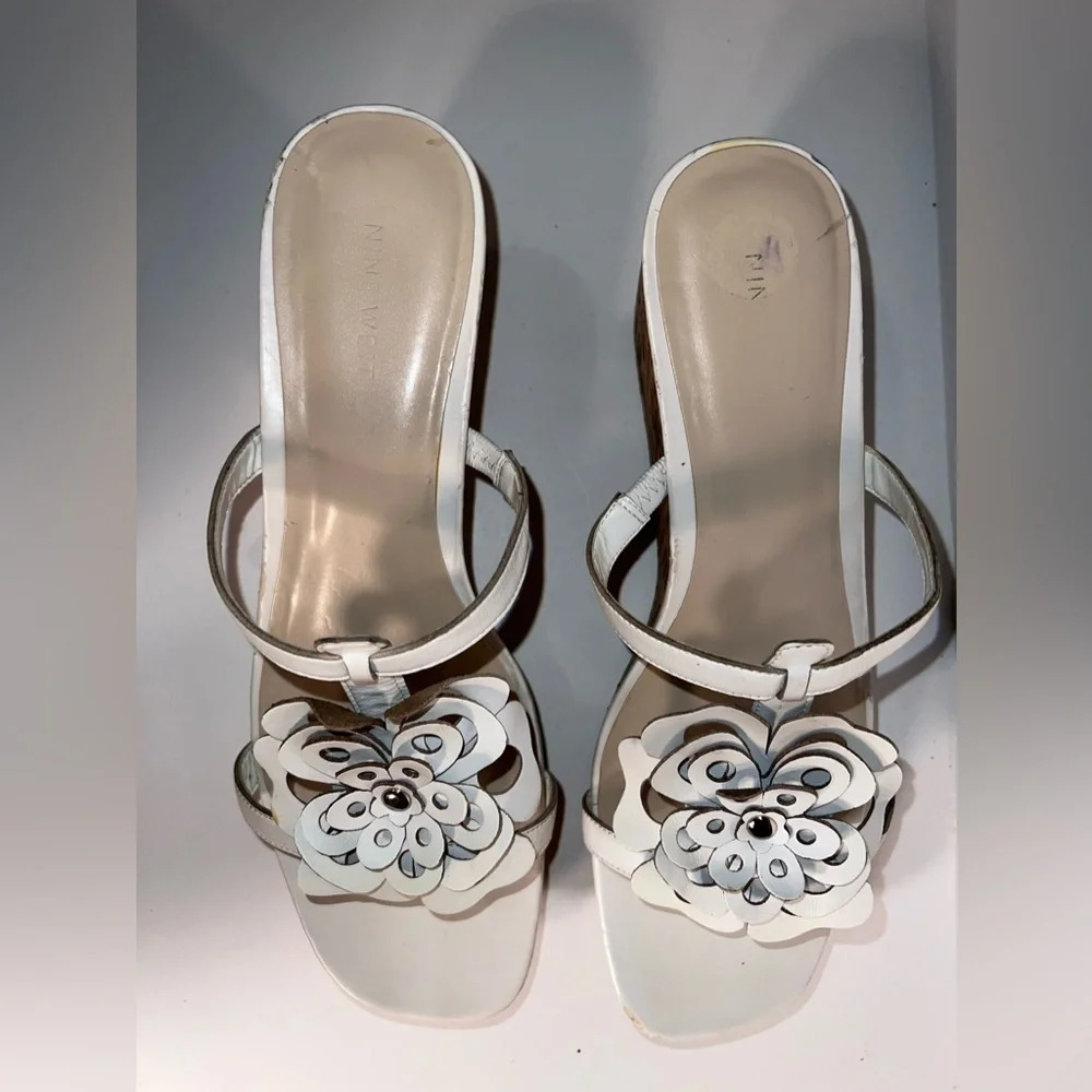 Nine West, 10.5, white tapered cork wedge,open toe thong sandal w/3-D cut out‎